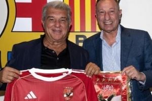 世体：开罗国民代表团造访巴萨，双方建立友好关系并交流经验