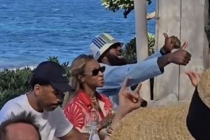 詹姆斯没联系斯马特？消息人士：他正在度假 等他回来后会联系的