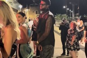 乔治戴着护膝在夜店门口排队 美媒调侃：他也太不认真了😂