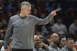 多诺万:尼克斯今夏没有联系我&他们找了公牛管理层 我有责任留下